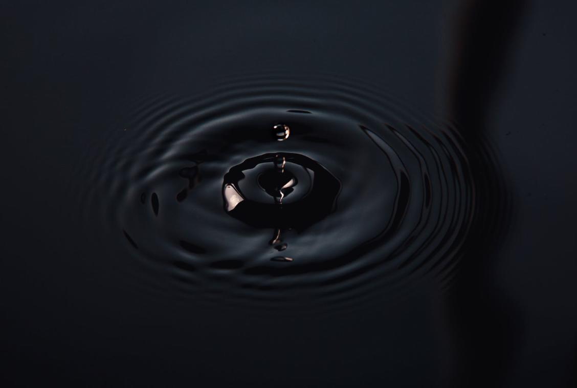 Источник: pexels https://www.pexels.com/es-es/foto/gota-de-agua-sobre-el-agua-en-fotografia-en-escala-de-grises-3989920/